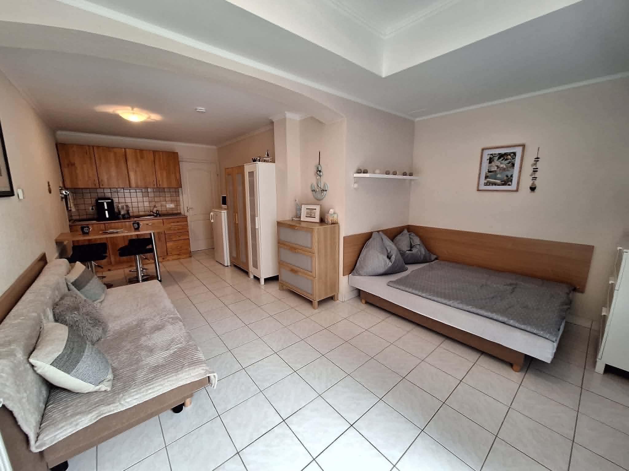Tágas nappali és felszerelt konyha — Balatonlelle Bázis 2 kiadó apartman